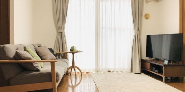 部屋にこもるにおいを防ぐ方法はある？換気と素材選びでできるにおい対策