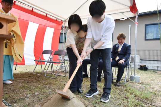 家族で協力した地鎮祭の様子